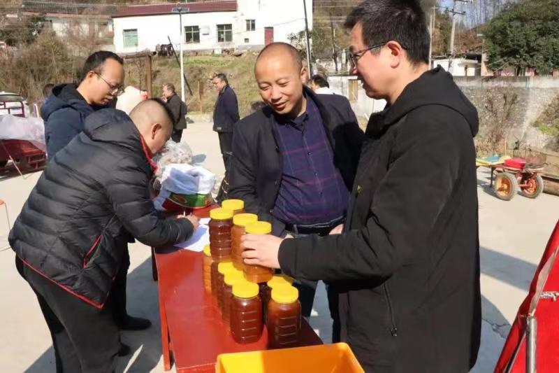 教体局领导班子成员带领机关同志到槐树关镇陈坪村,苏王村开展了"进